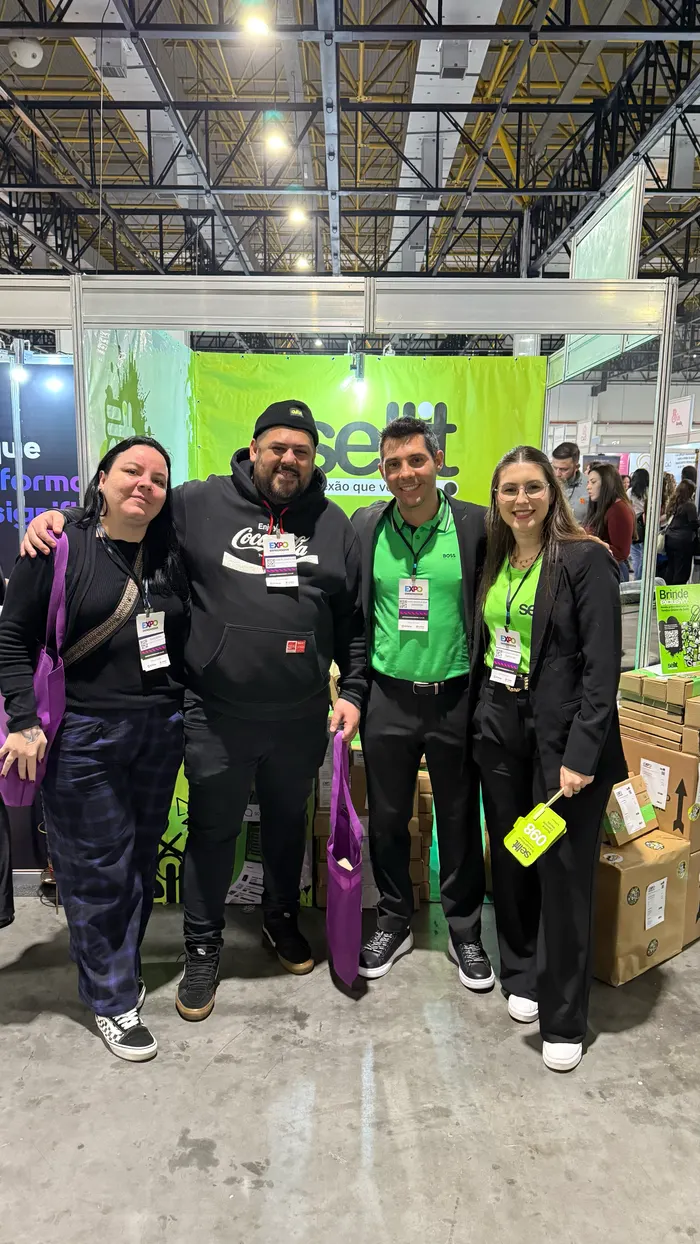 Equipe da Sellit e lojistas no estande da Expo Empreendedor